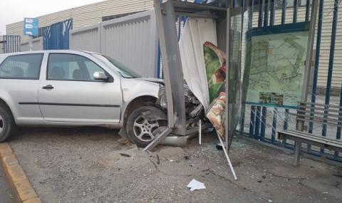 Мъж загина, колата му се заби в автобусна спирка в Пловдив - 1