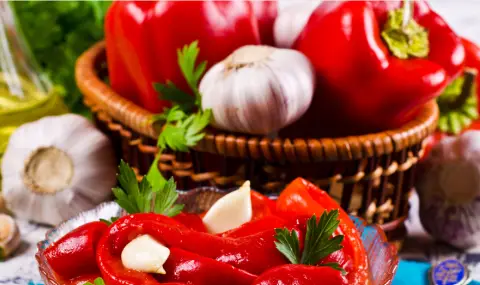 Рецепта на деня: Мариновани сурови чушки с чесън - 1