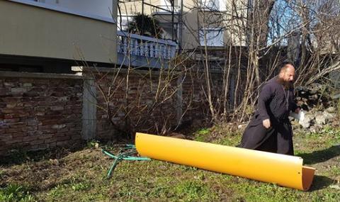 Над 2-метрови отломки от антена паднаха в двора на отец Стоян Кралев - 1