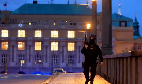 Шок и ужас в Прага! Десетки убити и много ранени при стрелба в центъра на чешката столица (СНИМКИ) - 1