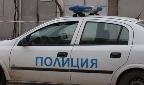 Автомобил удари павилион за цигари и алкохол в София - 1