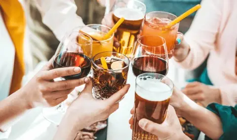 Проучване: Алкохолът размива усещането за гняв, прави ни общителни и емпатични  - 1