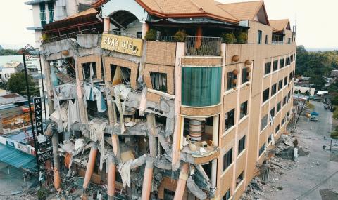 Хотел рухна във Филипините (ВИДЕО+СНИМКИ) - 1