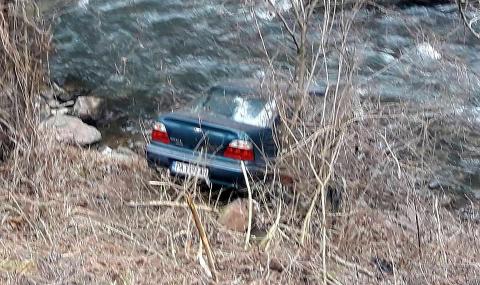 Лек автомобил падна в река край Разлог - 1