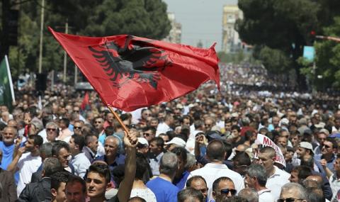 Албания търси решение за кризата - 1