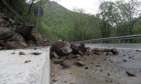 Срутище на пътя Асеновград – Смолян, движението е затруднено - 1