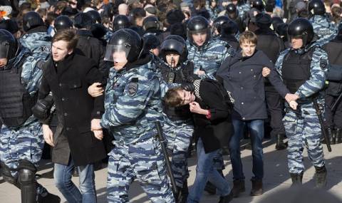 ЕС и САЩ осъдиха арестите в Русия (СНИМКИ) - 1