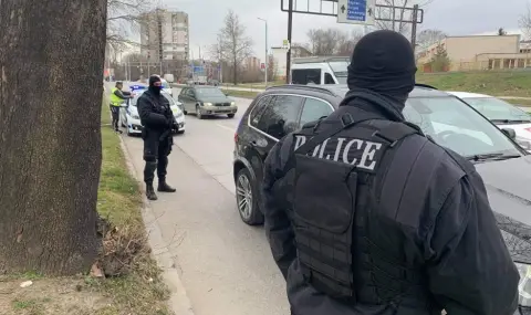 Десетки арестувани за рекет, изнудване и проституция при спецакция в Ботунец - 1