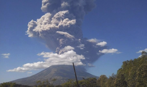 Вулкан изригна и хвърли в паника хиляди хора в Ел Салвадор - 1