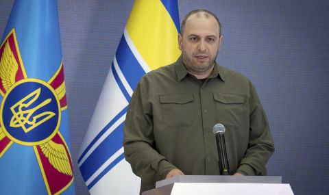Зеленски представи новият министър на отбраната на висши военни служители - 1