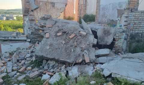 Стена се срути върху 10-годишно дете в Бургас - 1