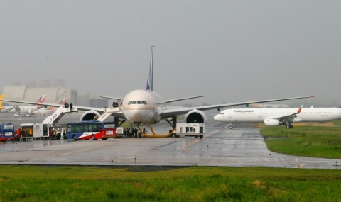 Пътнически самолет кацна аварийно в Манила - 1