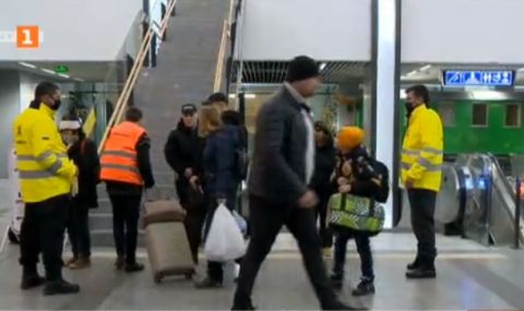 Украински бежанци продължават да пристигат на Централната гара в София - 1