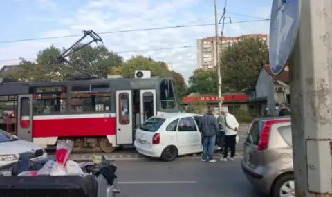 Кола и трамвай се сблъскаха в София - 1