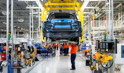 Volvo бе принудена да спре производството на кросоувърите EX90 - 1