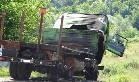 Пожар изпепели четири камиона в кариера за инертни материал в хасковско село - 1