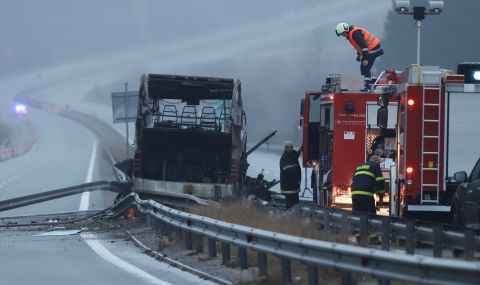 Автобусът ковчег пътувал в конвой с още три рейса - 1