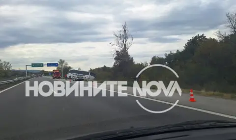 Автобус падна в канавката на магистрала "Тракия" - 1