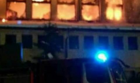 Евакуираха 50 души от горящ хотел в Чифлик (ВИДЕО) - 1