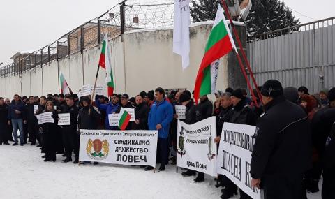 Над 150 надзиратели протестираха пред Ловешкия затвор (СНИМКИ) - 1