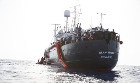 Кораб спаси мигранти в Средиземно море - 1