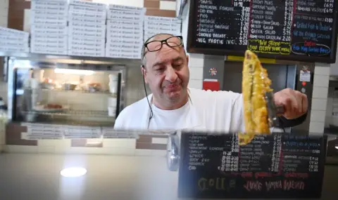 Войната в Близкия изток удари британската индустрия на fish and chips - 1