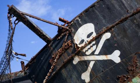 Екшън в Сомалия! Пирати откриха огън по военни - 1