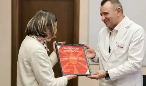 Посланикът на Северна Македония награди медици от болница "Пирогов" - 1