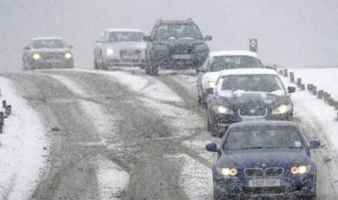 Сняг затрудни трафика във Великобритания - 1