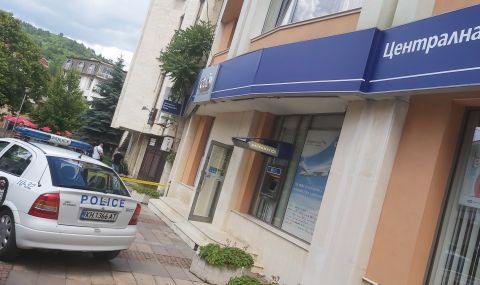 Арестуваха 40-годишен мъж за грабежа на банка в Дупница - 1