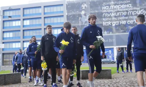 Левски поднесе венци и цветя пред паметника на Гунди, Наско Сираков и Боримиров ги нямаше - 1