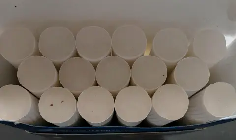 Откриха голямо количество контрабандни цигари в матраци на кораб в Бургас - 1