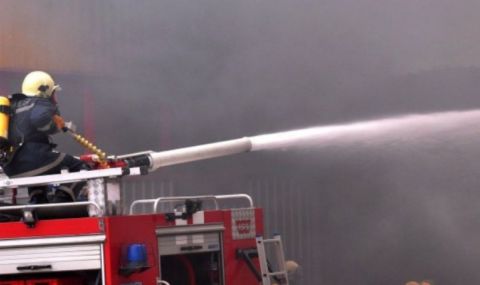 Пожарникари даряват за деца на загинали служители на МВР - 1