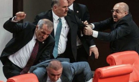 Депутати се млатиха в турския парламент (видео) - 1