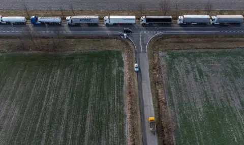 Над 2100 камиона чакат да границата между Полша и Украйна - 1