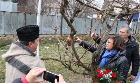 Нинова заряза ритуално лозите в Лесново - 1