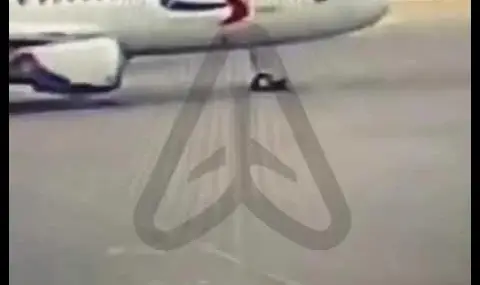 Самолет прегази техник на летището в Екатеринбург ВИДЕО - 1