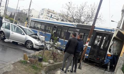 Градски автобус се вряза в къща във Варна, седем души са пострадали (СНИМКИ) - 1