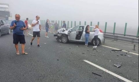 Верижна катастрофа с 55 коли в Румъния, десетки са ранени - 1