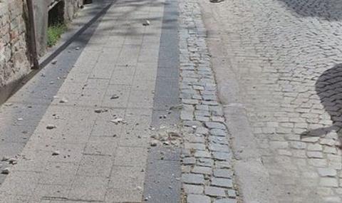 Парчета мазилка паднаха от стара сграда в София - 1
