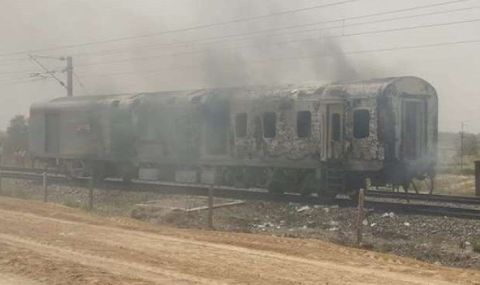 7 загинали при пожар във влак в Пакистан - 1