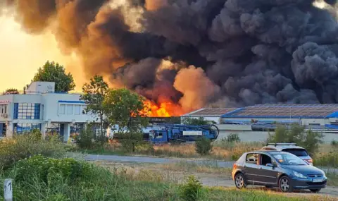 Двама пожарникари са пострадали при пожара в Царацово - 1