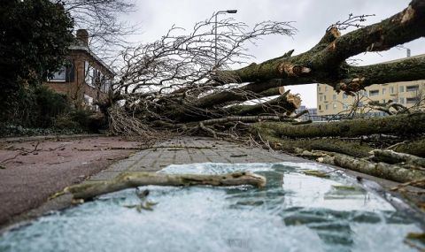 Жертви и разрушения след като два урагана връхлетяха Европа - 1