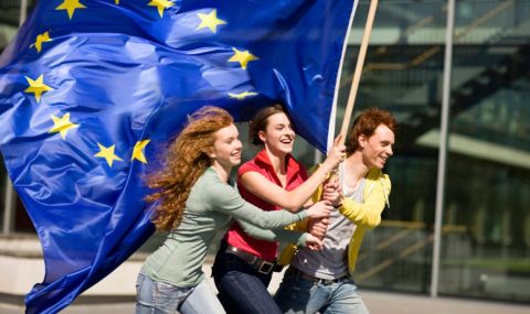 Младите хора в ЕС са най-силно засегнати от загубата на работа поради кризата с COVID-19 - 1