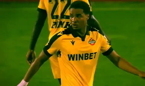 Буря на футболния фронт: Ботев Пловдив блокира трансфера на Око-Флекс въпреки платената сума от Левски - 1