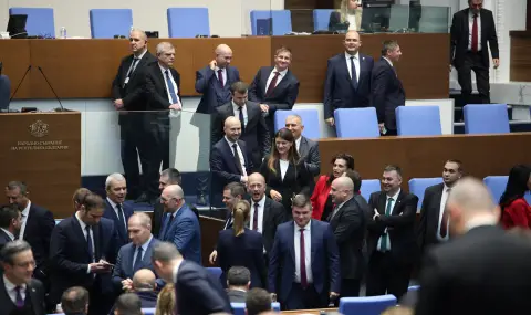 Партиите, подкрепящи управлението, искат извънредни заседания на парламента в понеделник и вторник - 1