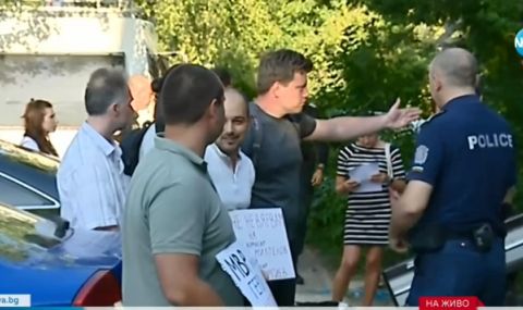 Протестиращи се събраха пред Първо РПУ в София - 1