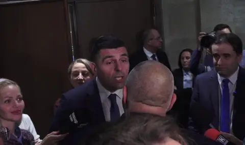 Калоян Методиев: Мирчев влезе на терена на "Възраждане". Иззе им инструментите - 1