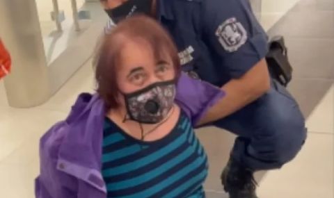 Полицаи събориха и арестуваха стара жена в метрото (ВИДЕО) - 1