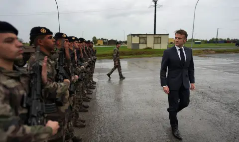 Macron inspects Ukrainian troops  - 1